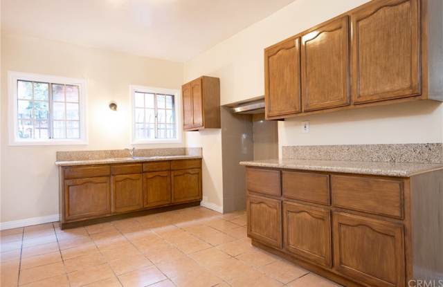 111 W 40th Place 109 Gallery 4