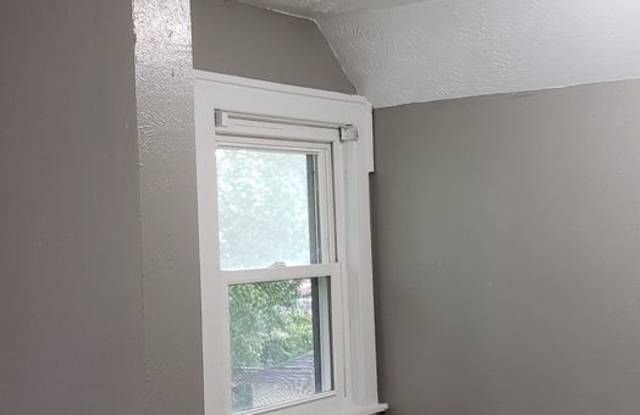 Spacious 5-Bedroom Home Near Downtown Kokomo Gallery 3