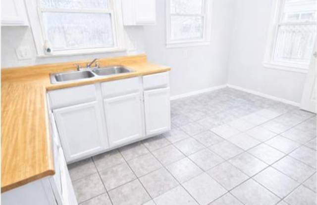 18452 Shaftsbury Avenue photos photos