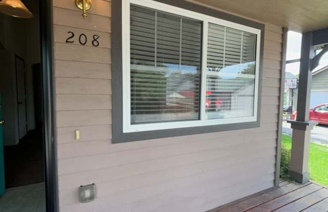 Centrally Located - 3 Bed - 2 Bath - Fenced Yard Gallery 4