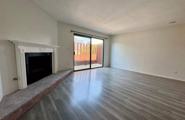 Light and Bright Townhouse-style condo in Prime Sherman Oaks Gallery 3