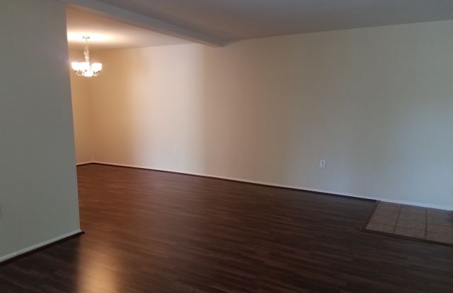 2br/1.5ba with new laminate flooring, new kitchen cabinets and granite Gallery 2