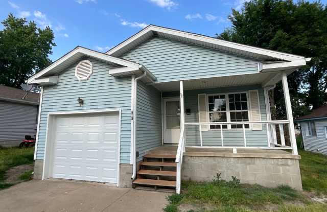 Gorgeous 3 bedroom House in JoMo with a deck!! photos photos