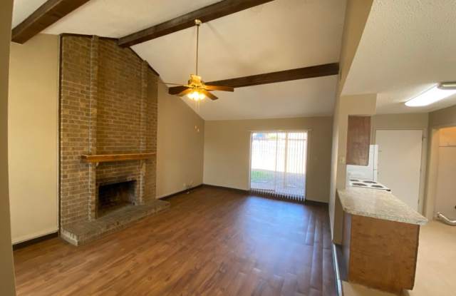 SPACIOUS  CUTE 2 bedroom 2 bath townhouse off Sunset Dr. - 2812 Sunset Drive, San Angelo, TX 76904
