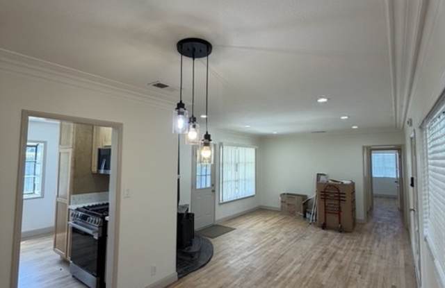5418 Crebs Avenue Gallery 3