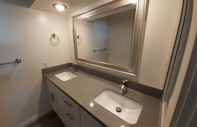 2 bedroom 1  bath for rent in Newport Beach Gallery 1