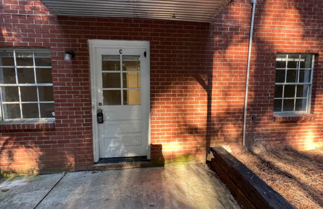 Welcome to our Rent Special in Fayetteville! This charming 2 bedroom, 1 bathroom house is perfect for those looking for a cozy and convenient living space. - 135 Meadowbrook Court, Fayetteville, GA 30215