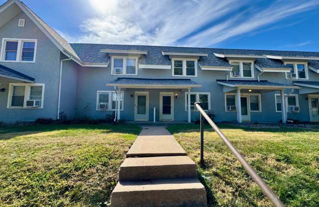 Updated 2BR Townhome Across from Stephens Park - 410 15th Avenue, Moline, IL 61265