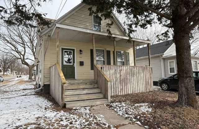 Spacious 4-Bedroom Home with Huge Fenced Backyard! photos photos