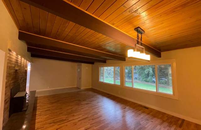 Spacious 4 Bed / 3 Bath Remodeled Rambler | Large Yard + Outbuildings + Minutes to Marina Desirable Des Moines Location photos photos