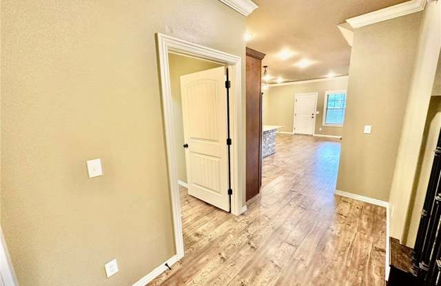186 E Old Farmington Road Gallery 3
