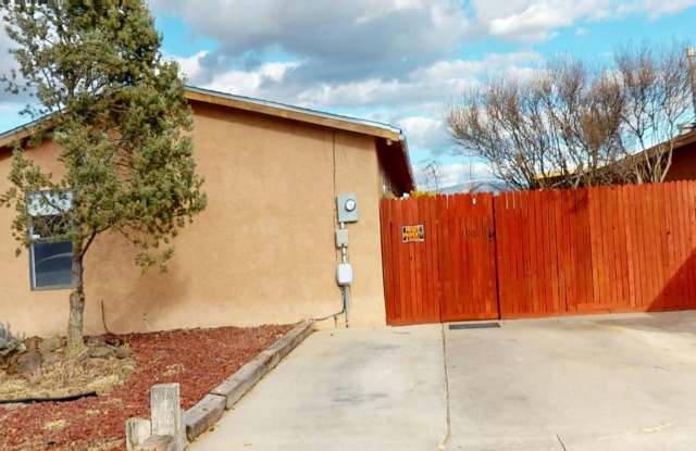 2 Bedroom with a yard. photos photos