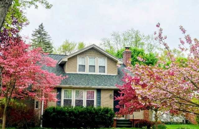 Five Bedroom Home in Millwood Neighborhood photos photos