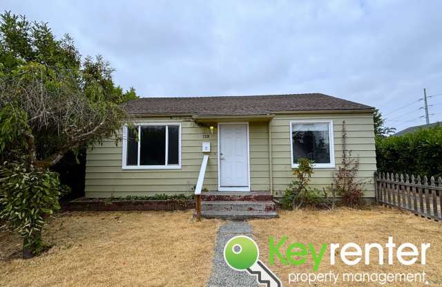 4 Bedroom 2 Bathroom Tacoma Rental with Garage, Backyard, and Washer/Dryer Included - 7220 South Warner Street, Tacoma, WA 98409