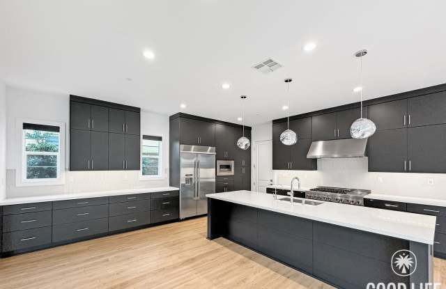 Luxury 5-Bedroom Home with Walk-In Closets, Modern Kitchen  Community Pool photos photos