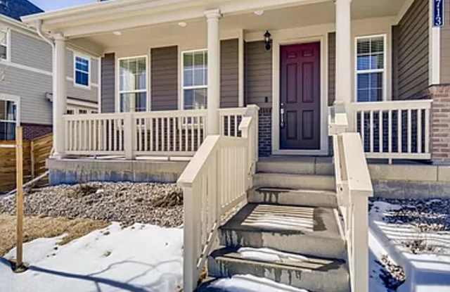 2B/2.5B Home with Deck and Yard Gallery 3