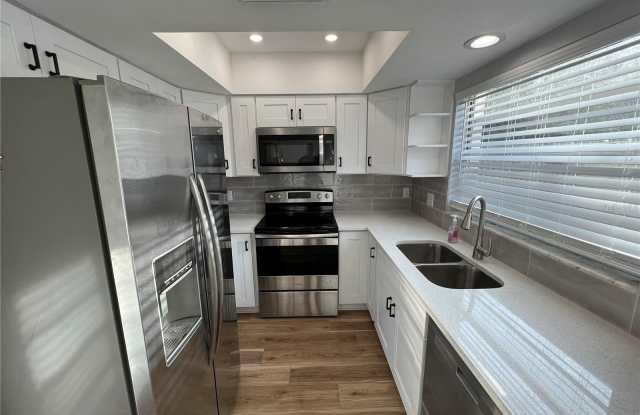 946 BERKLEY Court N Gallery 2
