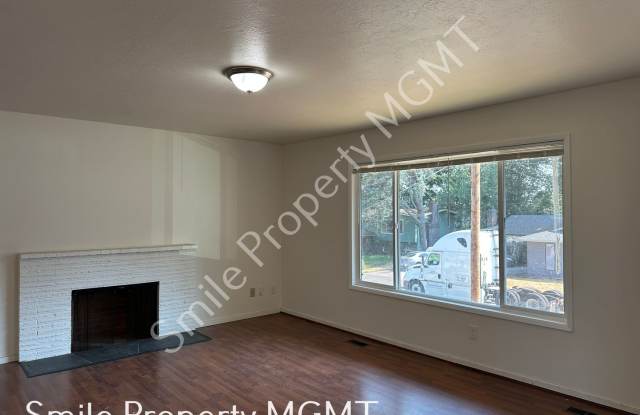 Remodeled  Split - Level House in a Quiet Community Gallery 4