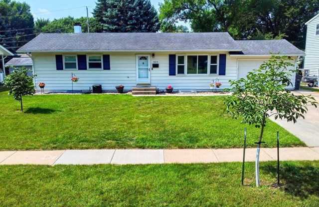 525 Maple Lane - 525 Maple Lane, Moorhead, MN 56560