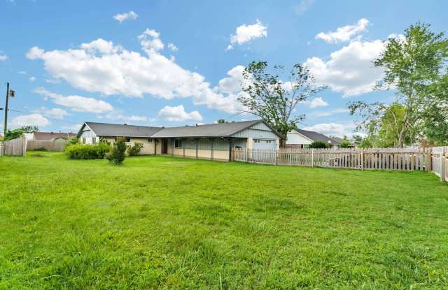 Charming 4-Bedroom Home with Spacious Yard in Rogers Gallery 3