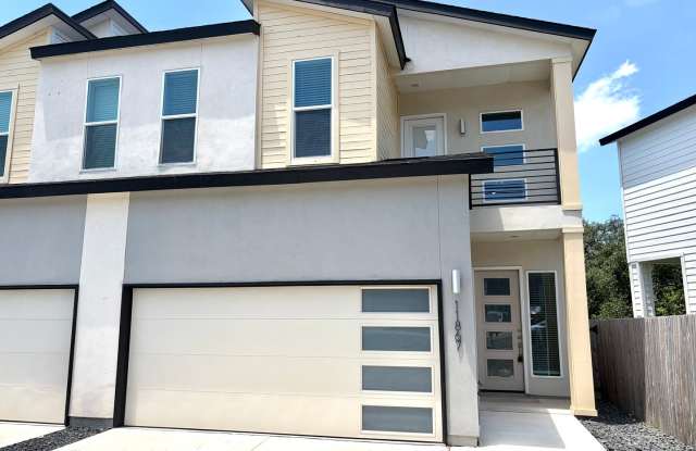 Luxury 3/2.5 Townhome Gallery 4