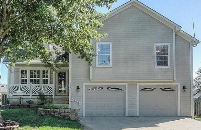 825 Southwest Ridgeview Drive - 825 Ridgeview Drive, Grain Valley, MO 64029