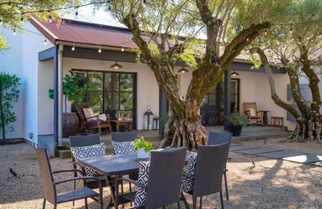 1811 Hillview Place Gallery 4