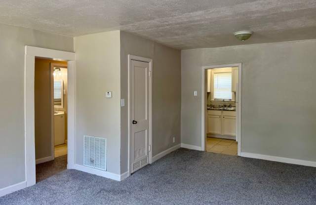 2 Bedroom at Kellogg and Oliver Gallery 3