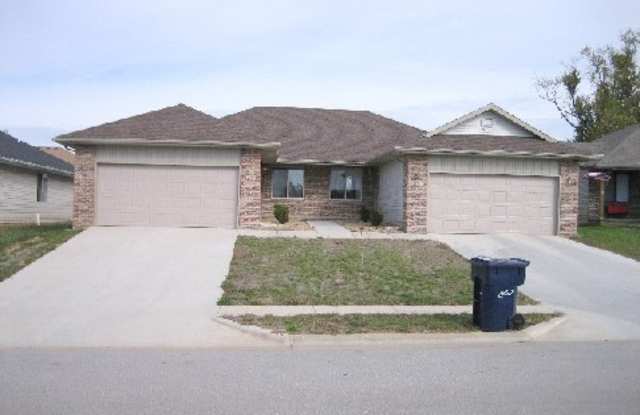 Executive Rental 2 Bedroom 2 Bath 2 Car Garage Duplex - New Carpet and Appliances Gallery 1