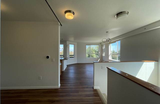 Beautiful and Bright 2B/2.5B off 28th and Colorado! Gallery 4