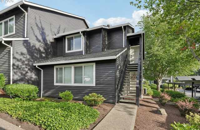 Beautiful 1 Bedroom End-Unit Condo in Murrayhill Woods! Vaulted Ceilings, Decorative Fireplace, Covered Balcony, Pool, Hot Tub & Fitness Center! Gallery 1