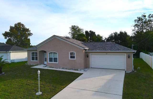 Roomy 3 Bed 2 Bath Home w Huge Screened Patio for Rent in Palm Harbor! Gallery 4