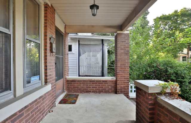 4 Bedroom North Campus Newly Remodeled House with 2 Decks and Patio Gallery 3