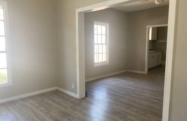 Recently Remodeled 2/1 in Sherman! Gallery 3