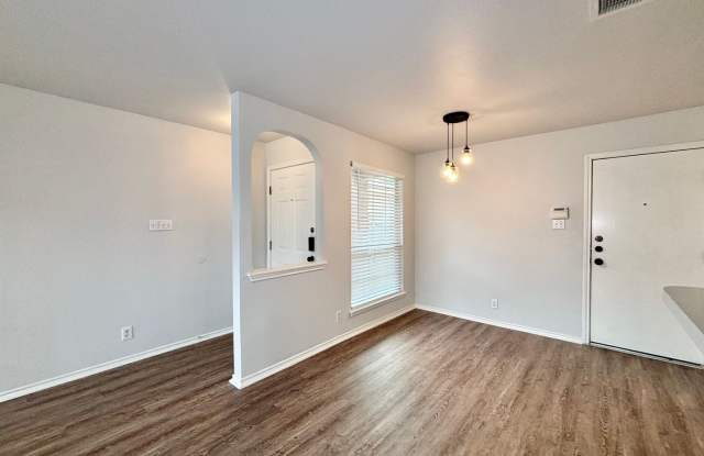 Beautiful home in the desirable Gardens at Woodlake community! Gallery 3