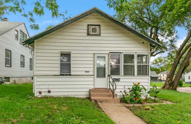 4252 Maple Street Gallery 1