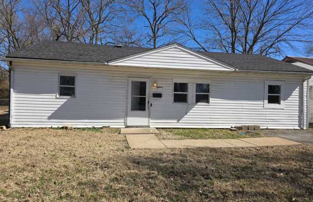 Spacious 4BD/1BA photos photos