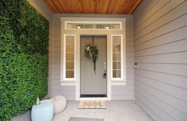 Gorgeous Modern Construction 4 Bed/2.5 Bath Home on Quiet Street Gallery 3