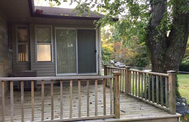 **August 2027** Newly Remodeled Home with Large Backyard & Sunroom!! 3 Bed, 1 Bath!! Gallery 4