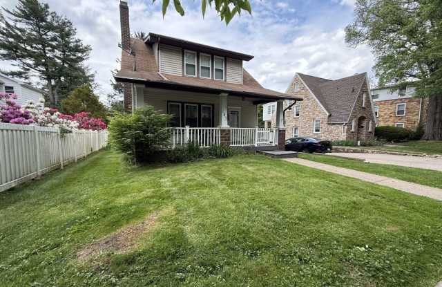 Two-Bedroom House Across from Campus! Gallery 1