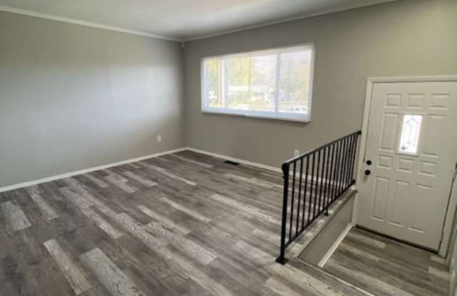 3 Bedroom 1 Bathroom Home with Garage and Fenced Yard! Gallery 4
