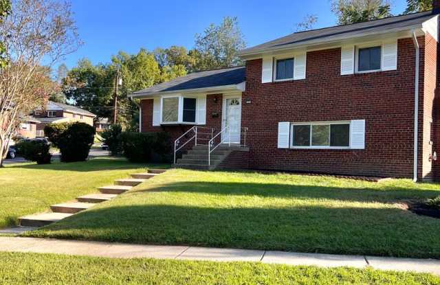 Beautiful 4 BR + den 2 FB home in corner lot! photos photos