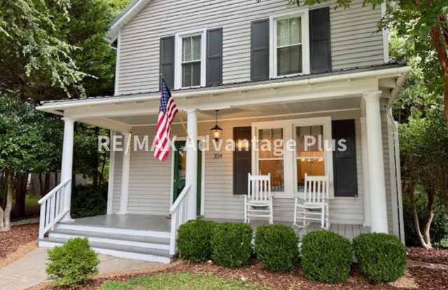 Spacious home located in The Avenues - 304 2nd Avenue, Farmville, VA 23901