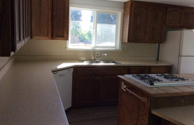 3 bedroom 2 bath 1800 sq ft home located in Sutter Gallery 3