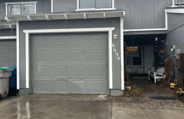 2bed, 1.5 bath Duplex with Garage  Fenced Yard! photos photos