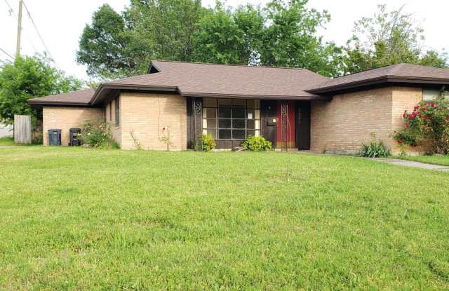 3 Bedroom 2 Bathroom Home with Garage - 5201 Wosley Drive, Fort Worth, TX 76133