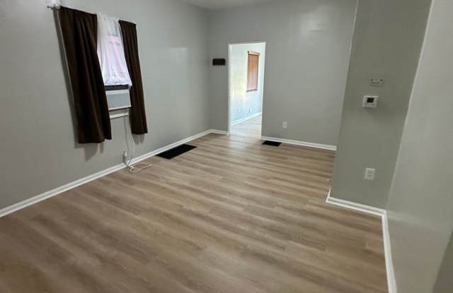 NEWLY RENOVATED 2 BEDROOM, 1 BATH FENCED BACKYARD Gallery 4