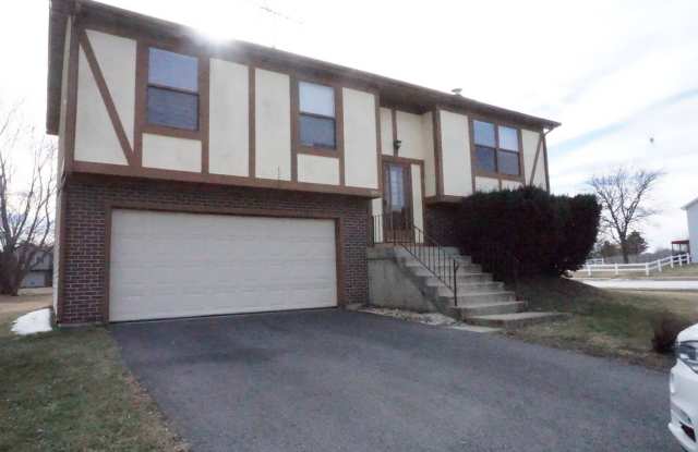 3. bedroom 2.5 bath + den. 2 car garage - 3055 Timber Hill Lane, Aurora, IL 60504