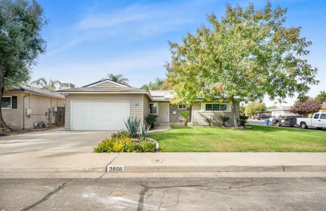 $2,250 Gettysburg  Peach, 3 Bedroom 2 Bathroom - Caesar Ave, Clovis / Solar Panels! photos photos