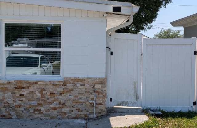 One bedroom one bath Adjacent apartment with private entrance. photos photos